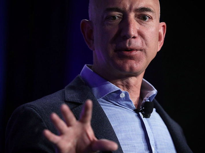 Ngoài việc điều hành Amazon, tỷ phú Jeff Bezos còn sở hữu tờ The Washington Post và một công ty hàng không, Blue Origin. Chính vì vậy, một ngày làm việc của Jeff Bezos rất bận rộn. Hàng ngày, Jeff Bezos thức dậy đúng giờ và không cần đến đồng hồ báo thức.