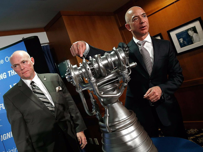 Jeff Bezos có sở thích đi tàu ngầm tìm kiến tên lửa của NASA cũ. Ông thường mang con đi cùng trong những cuộc đi này.