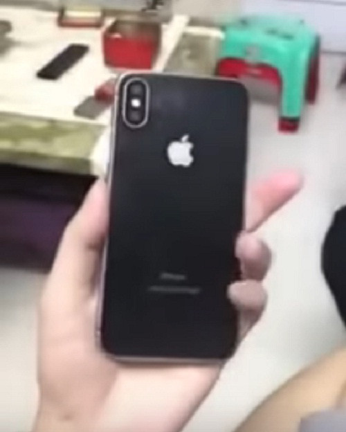 Camera kép dọc ở mặt lưng. Ảnh: Youtube.