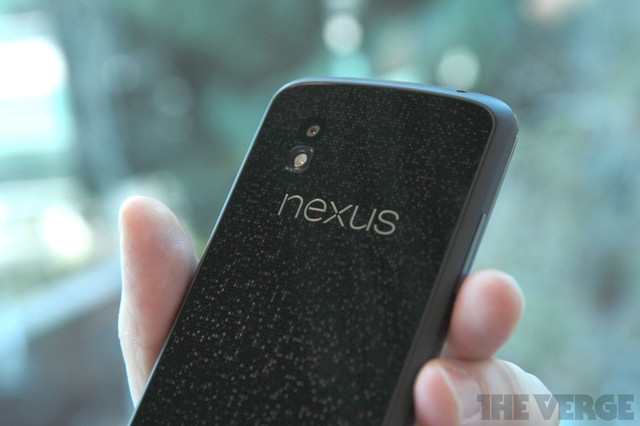 Đặc biệt tại thị trường Anh, Nexus 4 nhanh chóng cháy hàng chỉ sau 10 phút Google Play mở cửa nhận đặt hàng. Rất nhiều người than phiền rằng họ không có cơ hội đặt mua Nexus 4. Ảnh: The Verge.