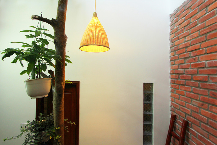 Tường gạch thô tạo điểm nhấn cho không gian bên trong.