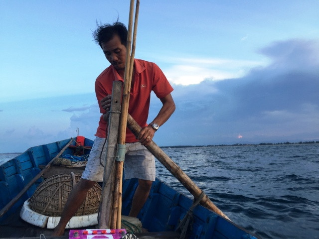6h tối, thuyền đến nơi mực “cư ngụ”, anh Hiền thả neo, gác que chống để giữ thăng bằng. Khi trời tối hẳn, anh bắt đầu quấn dây điện vào bình ắc quy, 2 bảng đèn led được gắn chắc chắn trên mạn thuyền sáng rực. Nhìn trên mặt biển, hàng trăm đốm sáng quần tụ nhấp nháy trong đêm.
