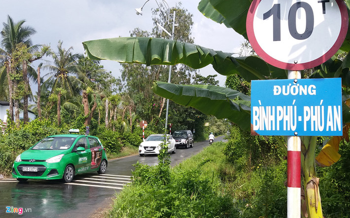 Không muốn mất tiền khi qua trạm Cai Lậy, nhiều tài xế taxi và hàng nghìn xe khách, ôtô tải, xe cá nhân đã né trạm, chạy vào đường huyện 63 và 67 của huyện Cai Lậy.