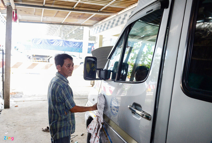 Tài xế Trần Văn Hùng cho biết trạm Cai Lậy đặt trước nhà của ông là không hợp lý vì khu vực này đông dân cư. "Cách trạm thu phí một đoạn không xa là đất trống nhưng họ không đặt trạm. Người dân chạy xe vào nhà rất bất tiện vì cạnh làn đường dành cho xe máy, khói xe bay vào nhà bám đen mọi vật dụng. Mỗi ngày tôi qua lại trạm nhiều lượt và lần nào cũng tốn 50.000 đồng để mua vé cho xe 16 chỗ", ông Hùng nói.