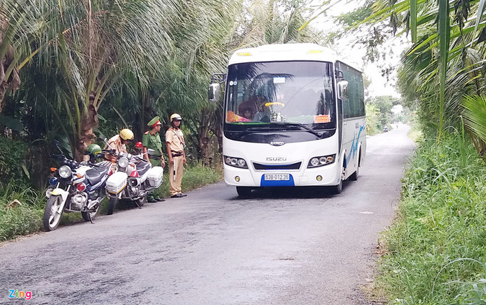 Cảnh sát giao thông tuần tra đường huyện 63 và 67 ở Tiền Giang để kiểm tra xe quá tải, hoặc ôtô khách chạy sai tuyến khi né trạm Cai Lậy.