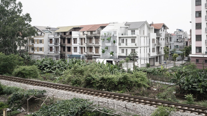 Ngôi nhà nằm sát bên đường ray tàu hỏa.