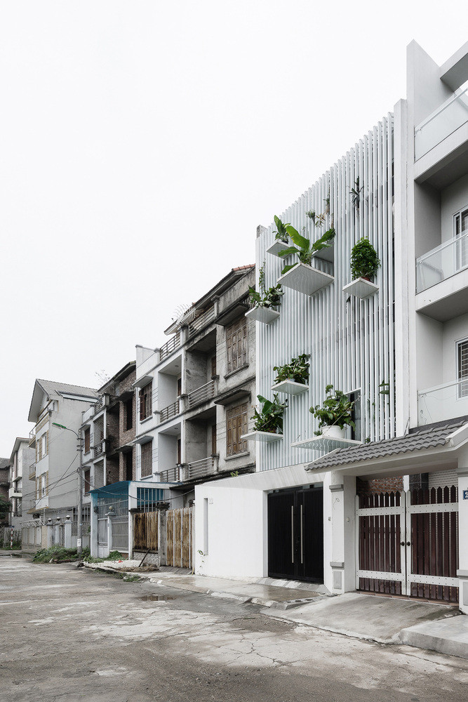 Nằm trong khu đô thị mới ngoại thành Hà Nội, ngôi nhà ống nổi bật với hệ thống tường rèm độc đáo ở mặt tiền.