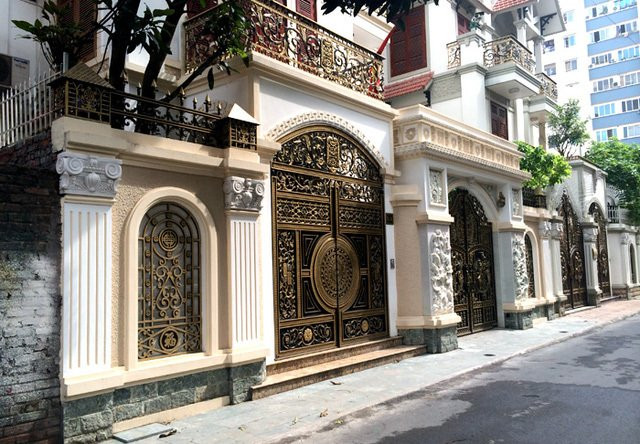 Được biết chủ nhân của 3 biệt thự trên là 3 canh em người Thái Bình, họ đều làm trong ngành ngân hàng và chứng khoán.