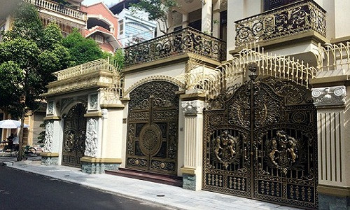 Biệt thự sang trọng có cổng làm từ nhôm đúc mạ đồng không hiếm ở hà Nội. Tuy nhiên, ở một góc phố Trung Kính (Cầu Giấy, Hà Nội) người đi đường sẽ ngạc nhiên không thôi vì 3 căn biệt thự có chung cổng nhôm đúc với họa tiết và thiết kế y chang nhau.