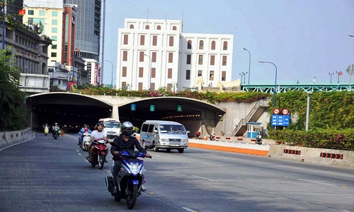 Hầm Thủ Thiêm – hầm vượt sông Sài Gòn và toàn tuyến đại lộ Đông – Tây (nay là đại lộ Võ Văn Kiệt và Mai Chí Thọ, TP.HCM) chính thức thông xe vào cuối năm 2011. Công trình mang tính đột phá có ý nghĩa chiến lược đối với sự phát triển của TP, được đầu tư cả chục ngàn tỷ đồng.