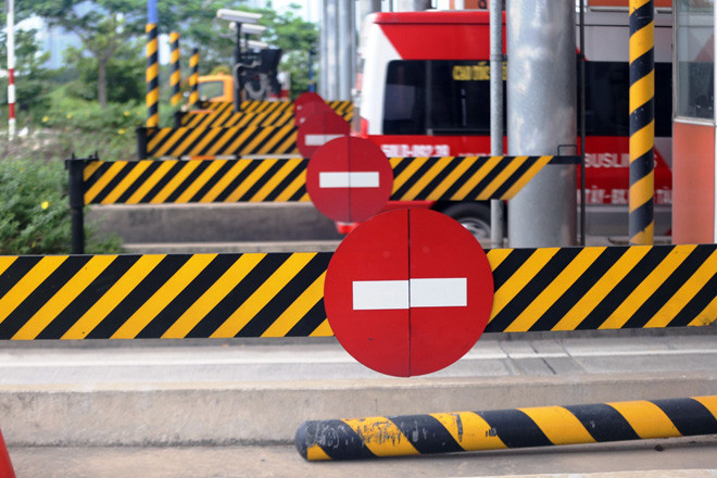 Tại khu vực trạm thu phí luôn có lực lượng CSGT, nhân viên quản lý hầm túc trực. Các thiết bị phục vụ cho việc thu phí cũng đã được lắp đặt.