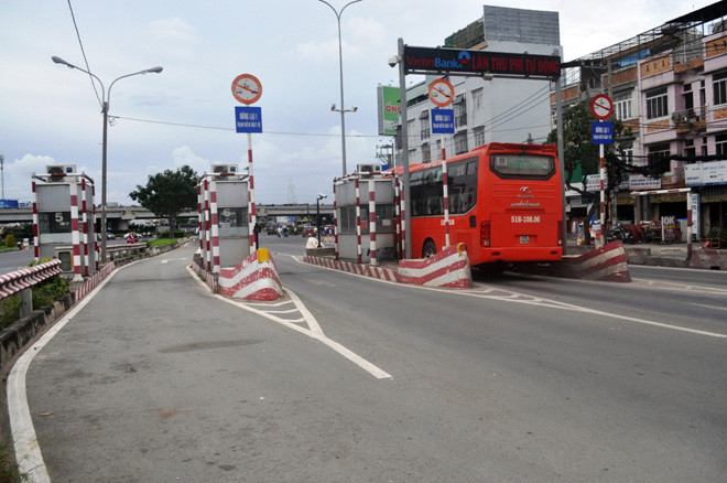 Trên Quốc lộ 13 (quận Thủ Đức), trạm thu phí ngay dốc cầu Bình Triệu 2 cũng bỏ hoang nhiều năm nay.