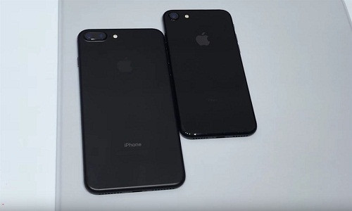 iPhone 7 và 7 Plus đen bóng giảm giá rẻ hơn từ 400.000 - 800.000 đồng so với các màu khác. iPhone 7 Plus đang được bán với giá 21,99 triệu đồng. Ảnh: Thegioididong.