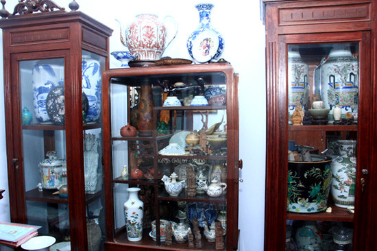 Trong nhà trưng bày không đếm xuể số lượng đồ cổ, bình gốm sứ.