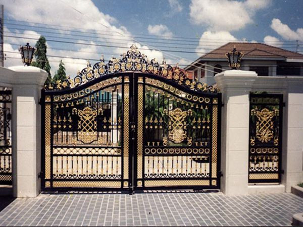 Biệt thự uy nguy nhờ chiếc cổng công tước sơn màu đen kết hợp với những chi tiết vàng óng ánh. Ảnh: Hangraodep.