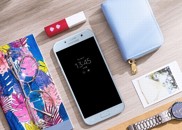Galaxy A5 (2017) được bổ sung thêm “bộ cánh” màu xanh pastel trang nhã. Vẫn giữ mức giá 7,99 triệu đồng, phiên bản màu xanh pastel tạo cảm giác nhẹ nhàng, dịu mát hứa hẹn tạo nên trào lưu màu sắc mới ở phân khúc smartphone tầm trung. Máy vẫn giữ cấu hình cũ gồm màn hình Super AMOLED 5,2 inch, độ phân giải full-HD, chip Exynos 7880 tám nhân, RAM 3GB, bộ nhớ trong 32GB, camera sau 16MP khẩu độ F1.9, pin 3000mAh và mức giá 7,99 triệu đồng – mức giá hấp dẫn hơn nhiều so với Bphone 2017.