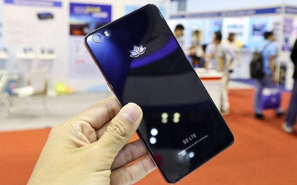 Vivas Lotus S3 LTE – Giá 3.99 triệu đồng. Đây cũng là một trong những sản phẩm “thuần Việt” gây nhiều chú ý trong thời gian gần đây. Điểm nội bật trên sản phẩm này chính là dù có mức giá rất “mềm” nhưng vẫn hỗ trợ công nghệ thời thượng – 4G LTE tốc độ cao.