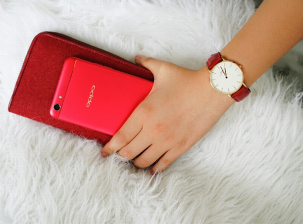 Oppo F3 màu đỏ đầy đam mê được trình làng với thông điệp “đỏ đam mê, say nhiệt huyết”, nhằm cổ vũ tinh thần cuồng nhiệt, giàu năng lượng đến các bạn trẻ, luôn hướng đến những điều tích cực, không ngừng sáng tạo, sẵn sàng đương đầu thử thách. Sản phẩm sở hữu thiết kế kim loại nổi bật với màu đỏ thời thượng cùng cấu hình mạnh mẽ với màn hình 5,5 inch, FullHD RAM 4GB. Đặc biệt điểm hơn hẳn của smartphone này so với các sản phẩm tầm trung khác chính là camera selfie góc rộng ở mặt trước, rộng gấp 2 lần so với những chiếc camera selfie thông thường. Sản phẩm có giá 6,99 triệu đồng.