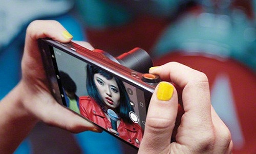 Motozola Moto Z2 Play – Giá 10,99 triệu đồng. Điểm nhấn nổi bật của chiếc smartphone này chính là khả năng kết hợp linh hoạt cùng các Moto Mods. Trong tích tắc, chiếc Moto Z2 Play của bạn sẽ biến hóa thành các thiết bị giải trí đa dạng cho trải nghiệm độc đáo như máy ảnh chuyên nghiệp, máy chiếu phim màn ảnh rộng, loa âm thanh nổi chất lượng cao, sạc dự phòng di động hay tay cầm chơi game chuyên nghiệp.
