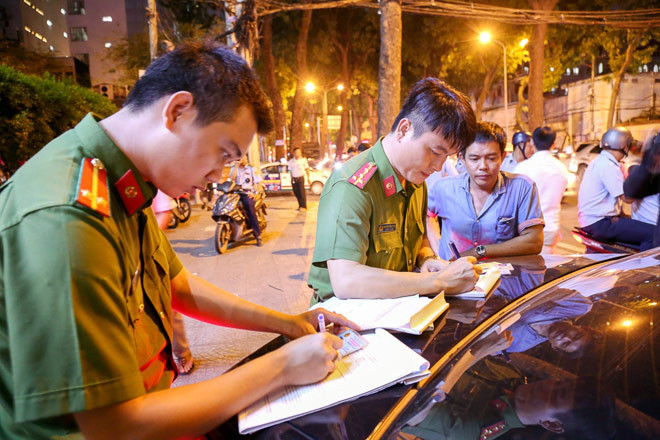 Những trường hợp đậu ô tô trên vỉa hè nếu có tài xế sẽ bị lập biên bản xử phạt 700.000 đồng và buộc di dời phương tiện đi nơi khác.