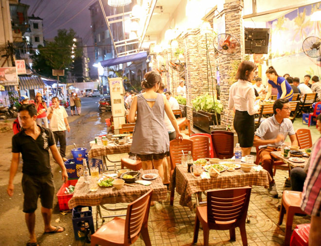 Nhiều khách đang ăn uống, cụng ly tưng bừng phải ngưng lại, dời vào sâu bên trong quán.