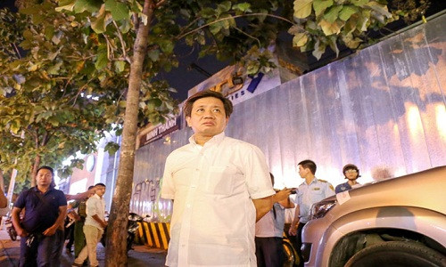 Đêm 16.8, ông Đoàn Ngọc Hải, Phó chủ tịch UBND quận 1, TP.HCM tiếp tục dẫn đầu đoàn liên ngành ra quân lập lại trật tự lòng lề đường.