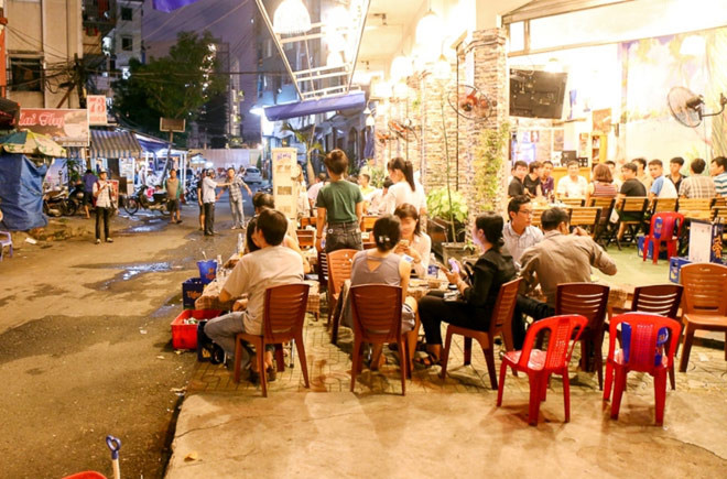 Quán nhậu chiếm phần đường của người đi bộ trên đường Hoàng Sa cũng bị ông Hải yêu cầu đoàn kiểm tra lập biên bản xử phạt.