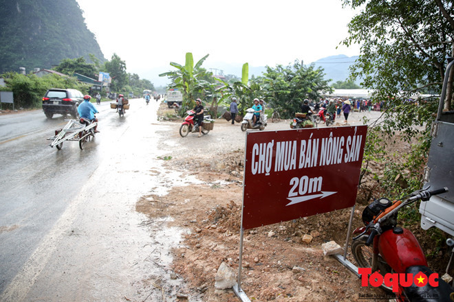 Năm nay đã không còn tình trạng bày bán la liệt trên quốc lộ 1A nữa mà khu chợ na được tập trung lại trong một khu vực riêng, cạnh đó, thuận tiện cho khách đến mua hàng.
