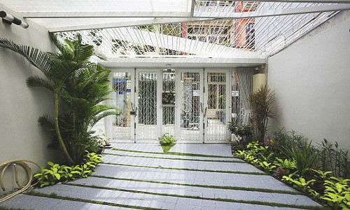 Phần lớn bề mặt ngôi nhà được thiết kế rỗng cho phép luồng gió lưu thông tự nhiên vào bên trong ngôi nhà.