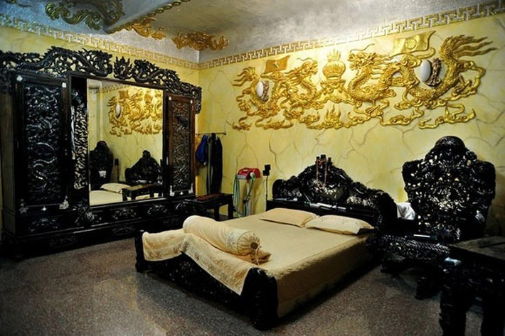 Phòng ngủ được chạm trổ họa tiết rồng độc đáo ở ngay trên đầu giường, phần lớn đều được dát vàng. Ảnh: Thethaovanhoa