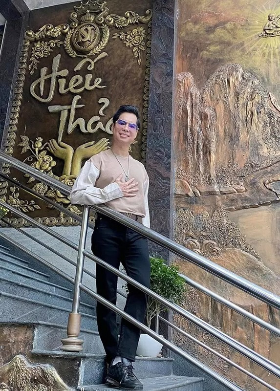 Danh ca Ngọc Sơn xem nơi đây không phải là căn nhà bình thường mà là một tác phẩm nghệ thuật. Ngay lối lên cầu thang vào nhà là bức phù điêu răn dạy phận làm con. Ảnh: Giadinhxahoi