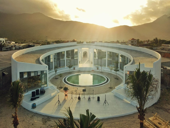 Vợ chồng Phan Như Thảo từng khoe căn biệt thự phong cách Santorini rộng 800m2 ở vùng biển Ninh Phước, Phước Vinh, Ninh Thuận. Mới đây, vợ chồng Phan Như Thảo tiếp tục tậu đất gần đó và xây khu nghỉ dưỡng rộng tới 4.000m2. Ảnh: Người đưa tin