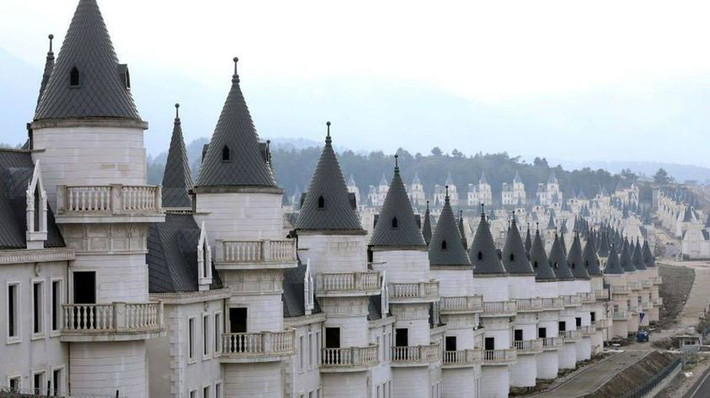 Quá trình khởi công Burj Al Babas bắt đầu vào năm 2014 và tiến độ xây dựng khá nhanh với hơn 2.500 nhân công được huy động. Nhưng sau đó, tỷ lệ lạm phát tăng cao khiến chủ đầu tư không thể thực hiện các khoản vay của mình và phải tạm dừng việc xây dựng.