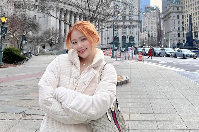 Chao (tên thật là Châu Anh, sinh năm 2003) được biết đến là một trong những rich kid Gen Z đình đám nhất nhì hiện nay. Chao đang theo học tại Đại học New York (Mỹ) với mức học phí lên đến 80.000 USD (khoảng 1,8 tỷ đồng) mỗi năm. Ảnh: Dân trí