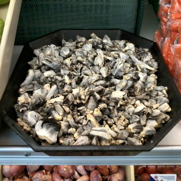 Nấu chín, huitlacoche chuyển sang màu đen và hơi sền sệt. Người ta thường thêm tỏi, ớt vào món ăn để tăng thêm hương vị đậm đà cho món ăn. Ảnh: Getty