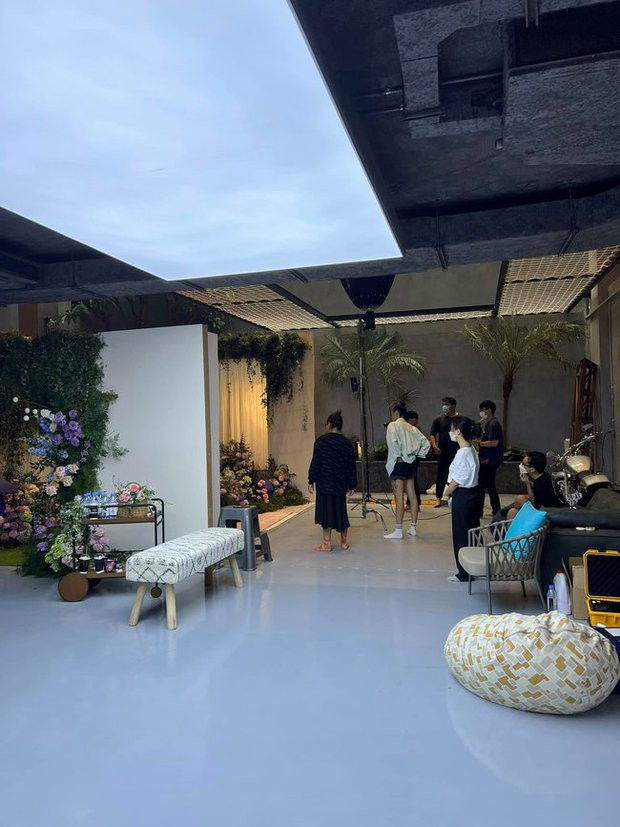 Đàm Thu Trang từng tận dụng không gian tại gia bày trí một studio lộng lẫy để chụp ảnh cả gia đình.