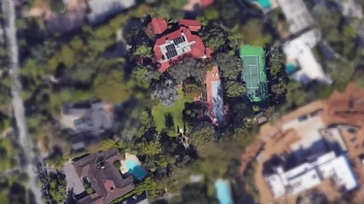 Trước đó, năm 2007, Jeff Bezos mua biệt thự ở Beverly Hills trị giá 24,5 triệu USD. Biệt thự kiểu Tây Ban Nha rộng 1.104 m2, gồm một hồ bơi và một sân tennis chìm. Ảnh: Housedigest
