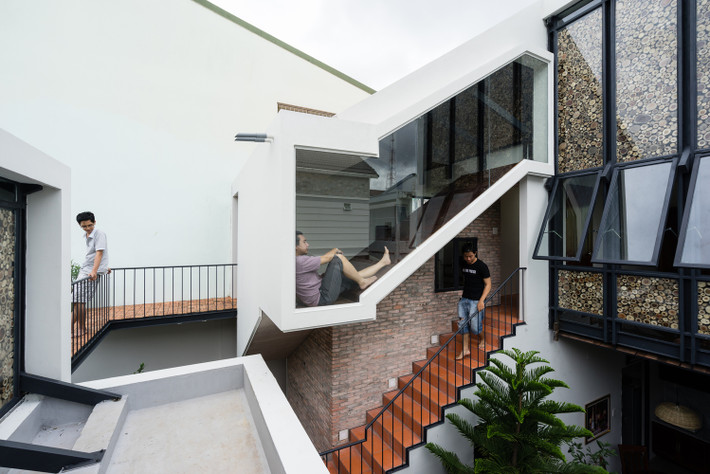 Phần xây mới phía sau tách rời khu nhà cải tạo phía trước bởi cầu thang và sân trong, chia hệ kết cấu thành 2 phần độc lập giúp tiết kiệm chi phí thi công.