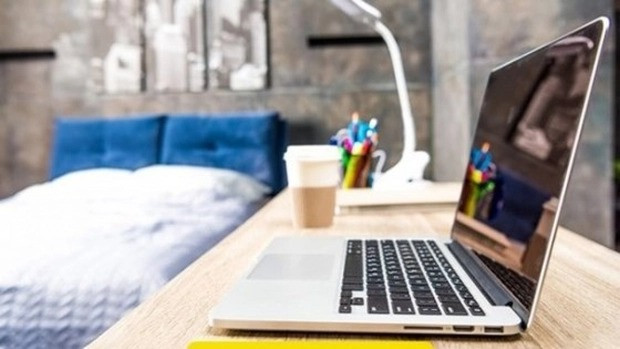 Cũng giống như ti vi, máy tính hay laptop ở chế độ chờ hoặc nghỉ vẫn sẽ hoạt động và tốn điện. Đó là lý do tại sao người dùng nên rút phích cắm khi không dùng để có thể tiết kiệm điện tối đa.