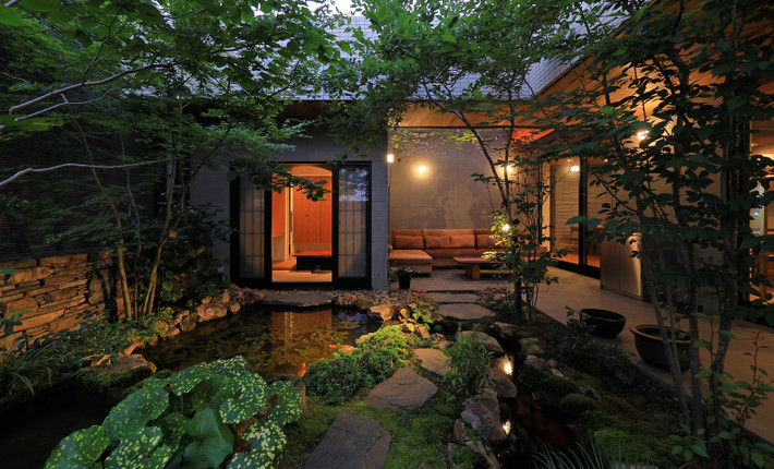 Ngôi nhà lung linh dưới ánh điện vào buổi tối. Nguồn ảnh: Studio Marsh