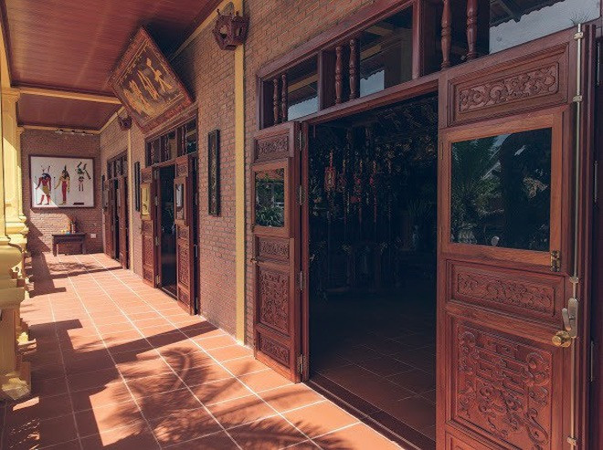 Ngôi nhà xây dựng và trang trí theo phong cách cổ xưa mang đến không gian trang nghiêm, truyền thống.