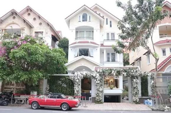 Đó là một căn nhà 3 tầng khang trang, sử dụng tông màu trắng chủ đạo. Ảnh: FB Đông Nhi