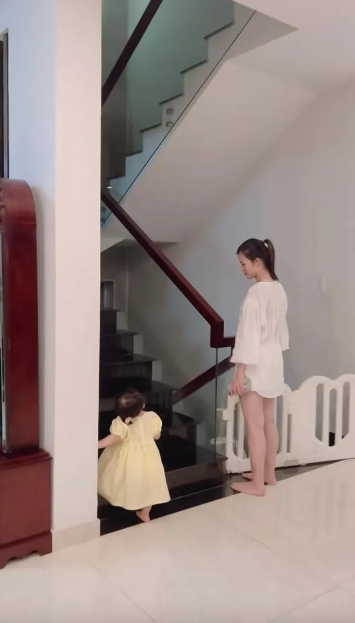 Cầu thang với lan can kính hiện đại được rào cẩn thận để đảm bảo an toàn cho ái nữ. Ảnh: FB Đông Nhi