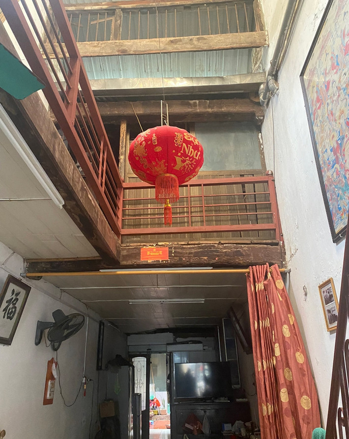 Tầng 1 là phòng khách và nơi bày bán hàng hóa. Đi sâu vào là căn bếp và nhà vệ sinh. Ảnh: Vietnamnet
