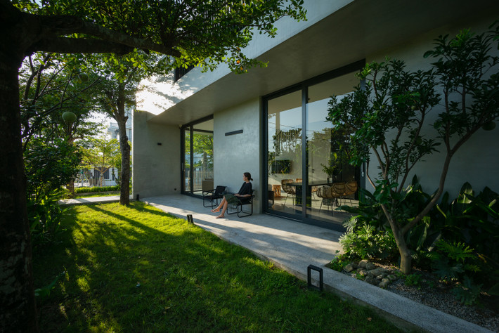 Giải pháp này không chỉ giúp tránh nắng gắt mà còn giúp đối lưu gió tốt. Đồng thời, nó cung cấp cho gia đình sự riêng tư cần thiết.