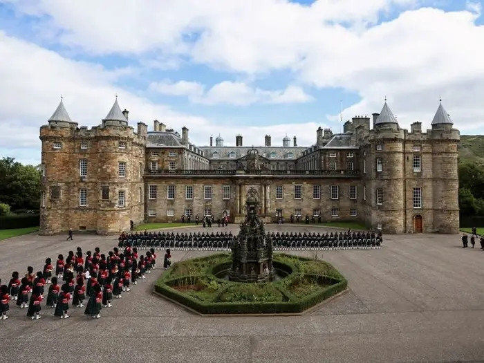 Cung điện Holyroodhouse ở Edinburgh, Scotland, trị giá ước tính 83 triệu đô la, tương đương khoảng 66,6 triệu bảng Anh. Cung điện có từ năm 1128, khi Vua David I thành lập tu viện Augustinian tại địa điểm này và Vua James IV đã biến nó thành cung điện vào năm 1503. Ảnh: Getty
