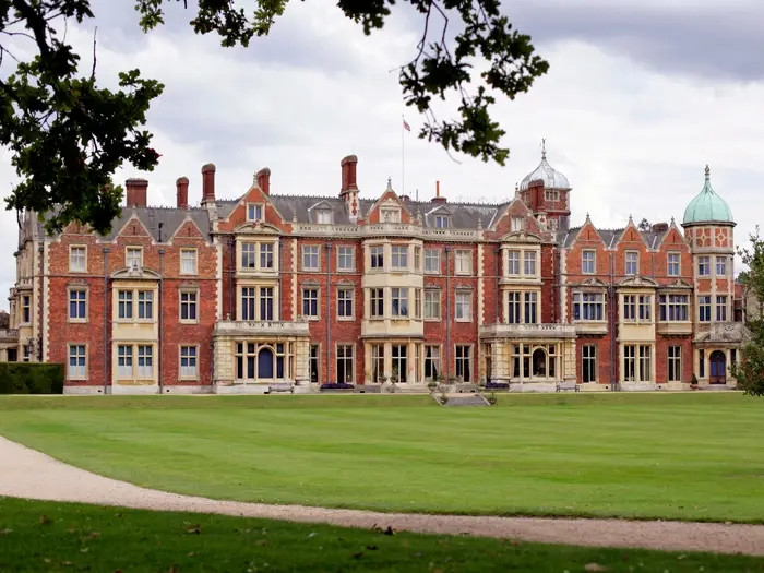 Dinh thự Sandringham tọa lạc trên khu đất rộng hơn 8.000ha ở Norfolk, thuộc sở hữu tư nhân của quốc vương và được Nữ hoàng Elizabeth I truyền cho Vua Charles sau khi bà qua đời vào tháng 9/2022. Ảnh: Getty