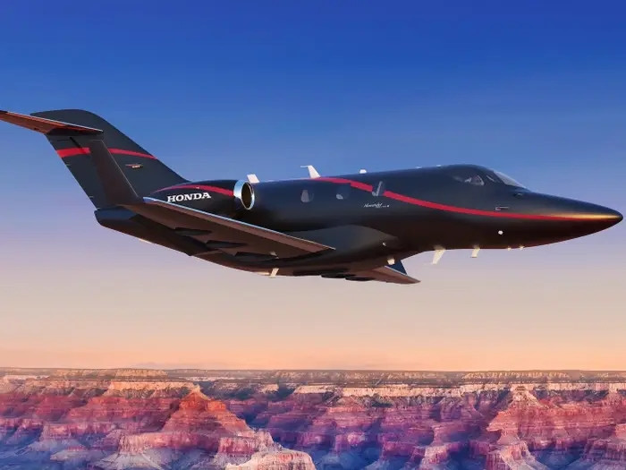 Trong khi những chiếc HondaJets hiện tại thường được sơn màu xám hoặc đỏ, thì Elite II mới có thể được bọc trong một lớp sơn đen đậm mới, giúp "tạo sự khác biệt hơn nữa cho sức hấp dẫn của chiếc máy bay."