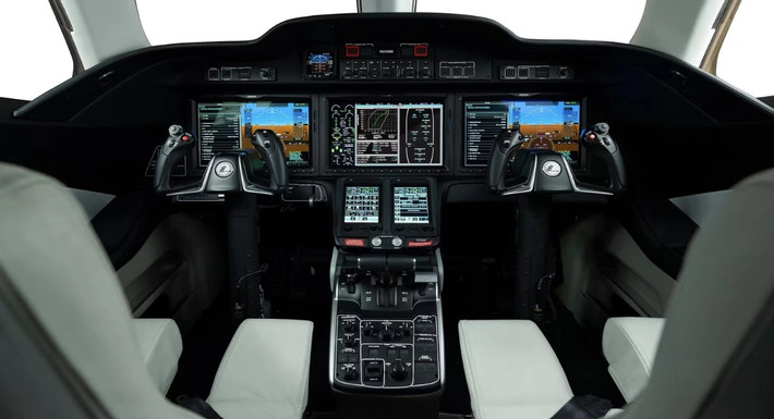 HondaJet Elite II được tích hợp nhiều công nghệ tối tân chưa có trên các mẫu máy bay khác. Một trong những đột phá đáng chú ý nhất của mẫu máy bay phản lực mới so với phiên bản trước là buồng lái bằng kính.