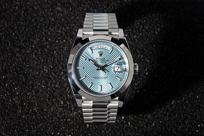 Hơn nữa, các chuyên gia ước tính để làm ra một chiếc đồng hồ Rolex cần tới khoảng một năm. Do đó, thời gian xếp hàng chờ để mua được một chiếc thường kéo dài từ vài tháng đến vài năm. Ảnh: Forbes